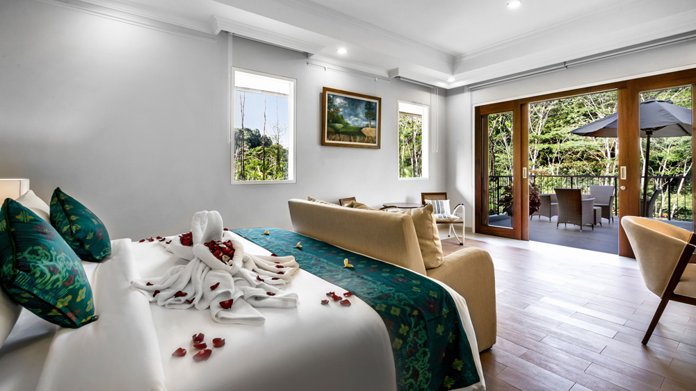 Pala Ubud - Villa Seraya A - Relaxing master bedroom by the balcony